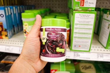 Alhambra, California / ABD - 02 / 19 / 2020: Bir el, yerel bir markette sergilenen Top Realruit Fezer Pectin kabını tutuyor.