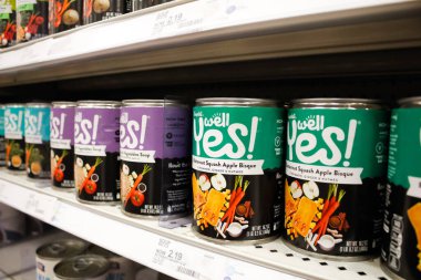 Alhambra, California, ABD - 02-19-2020: Yerel bir bakkalda sergilenen Campbell 's Well Yes gurme çorbasının birkaç kutu görüntüsü.