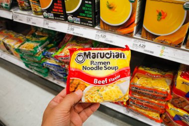 Alhambra, California / ABD - 02 / 19 / 2020: Bir el, yerel bir bakkalda sergilenen Maruchan Ramen Erişte Çorba Çorbası Etli Lezzet paketini tutuyor.