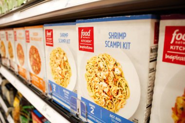 Alhambra, California / ABD - 02 / 19 / 2020: Yerel bir bakkalda sergilenen karides Scampi Kit 'in yer aldığı çok sayıda Gıda Ağı Mutfağı İlhamları önceden hazırlanmış akşam yemekleri manzarası.