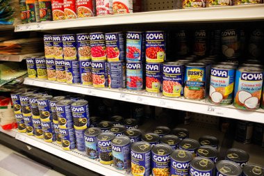Alhambra, California / ABD - 02 / 19 / 2020: Goya 'nın çok sayıda konserve ürününün yerel bir markette sergilenmesi.