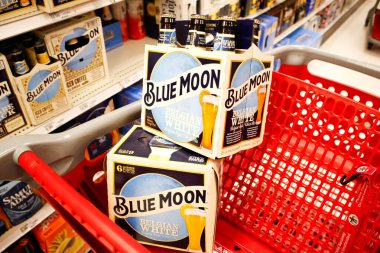 Alhambra, California / ABD - 02 / 19 / 2020: Yerel bir bakkal dükkanında, bir alışveriş arabasının içindeki çok sayıda Blue Moon bira yığınının görüntüsü.