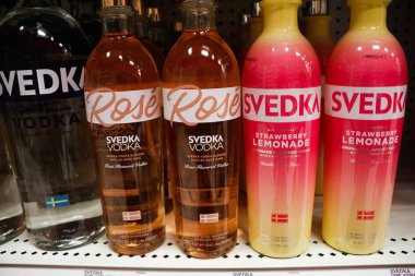 Alhambra, California / ABD - 02 / 19 / 2020: Yerel bir bakkalda sergilenen çok sayıda şişe Svedka votkası çeşidinin görüntüsü.