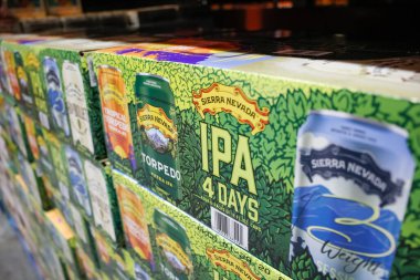 Alhambra, California / ABD - 02 / 19 / 2020: Sierra Nevada IPA 'nın çeşitli bira paketlerinin yerel büyük bir markette sergilenmesi.