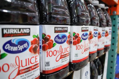 Alhambra, California / ABD - 02 / 19 / 2020: Yerel bir Costco 'da sergilenen Kirkland Ocean Spray Cranberry Juice' un çok sayıda konteynırının görüntüsü.