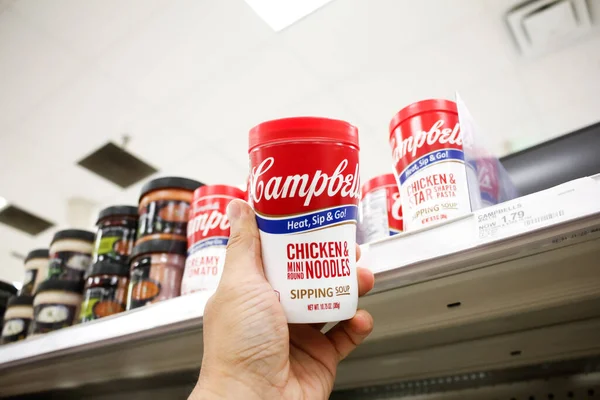 Alhambra California United States 2020 Hand Holds Can Campbell Chicken — Stockfoto