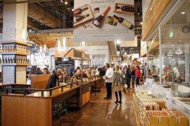Los Angeles, Kaliforniya / ABD - 02 / 23 / 2020: Eataly gıda pazarında kalabalık bir kalabalığın yürüyüşü.