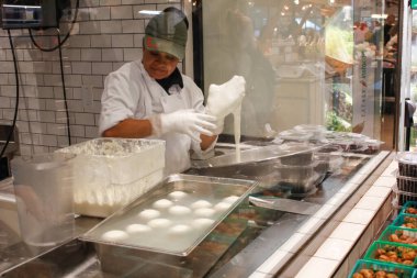 Los Angeles, California, ABD - 02-23-2020: Eataly 'de taze burrata peyniri yapan bir çalışanın görüntüsü.