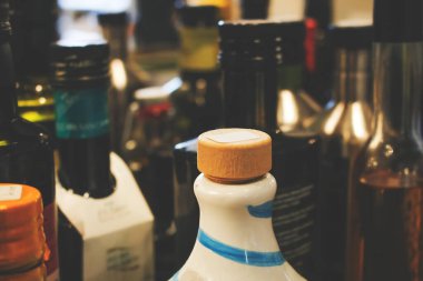 Birkaç cam şişe klasik balzamik sirke ve zeytinyağı manzarası.