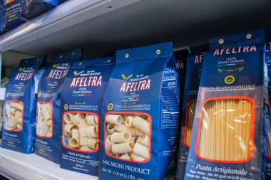 Los Angeles, California, ABD - 02-23-2020: Eataly 'de birkaç paket Afeltra makarna sergileniyor.