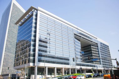 Los Angeles, California, ABD - 02-23-2020: Stars Bulvarı 'nda Ares Yönetim Kurumu, Yaratıcı Sanatçılar Ajansı, Deutsche Bank ve Skylight Stüdyolarının bulunduğu şirket binası.