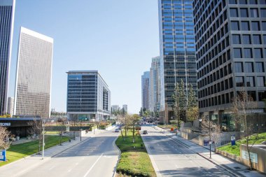 Los Angeles, California, ABD - 02-23-2020: Century City 'de birçok şirket gökdeleni ve yüksek otelleri olan Avenue of the Stars adlı caddenin manzarası.