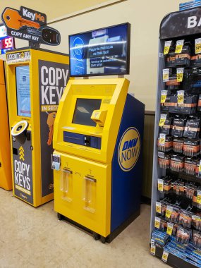 Anaheim, California, ABD - 03-13-2020: Yerel bir bakkalda sergilenen DMV Now Kiosk manzarası.