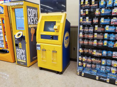 Los Angeles, California, ABD - 03-09-2020: Yerel bir bakkalda görülen bir DMV Now büfesi.