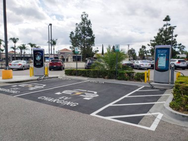 Tustin, California / ABD - 03 / 08 / 2020: Volta Charging sponsorluğundaki elektrikli araçlar için belirlenmiş park alanlarının manzarası.