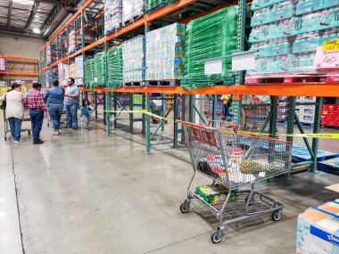Los Angeles, California, ABD - 04-06-2020: Yerel bir Costco mağazasında görülen boş bir rafı gösteren çok sayıda vitrin manzarası.