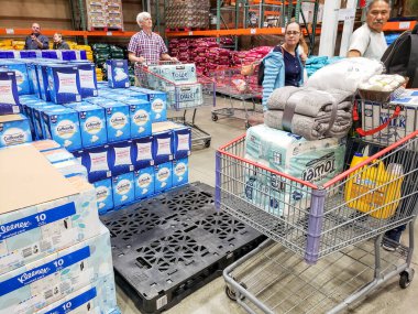 Los Angeles, California, ABD - 04-06-2020: Costco 'daki malzeme arabalarını yükleyen insanların görüntüsü. Bazı vitrinler boş.