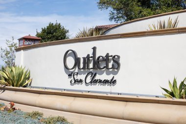 San Clemente, California, ABD - 03-09-2020: San Clemente Mağazaları olarak bilinen alışveriş merkezinin girişinde kurulum işareti.