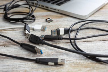 Los Angeles, Kaliforniya / ABD - 02 / 06 / 2020: Bir dizüstü bilgisayarın yanındaki birkaç USB kablosunun yakından görüntüsü.
