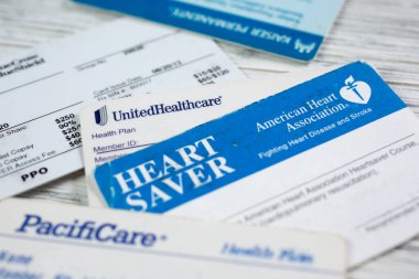 Los Angeles, California, ABD - 02-06-2020: Pek çok sağlık kartı arasında bir HeartSaver kartı.