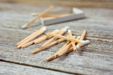 Ahşap kibrit yığınının yakın çekim görüntüsü.