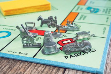 Los Angeles, California, ABD - 04-30-2020: Bir Monopoly oyununun tüm metal simgelerinin görüntüsü.