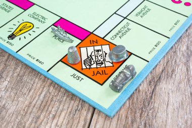 Los Angeles, Kaliforniya / ABD - 04 / 30 / 2020: Monopoly oyununun bir parçası olan araba sadece ziyaret ederken, hapishane meydanındaki bazı jetonların görüntüsü.