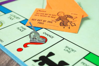 Los Angeles, Kaliforniya / ABD - 04 / 30 / 2020: Chance Meydanı 'na inen bir simge görüntüsü, Monopoly oyununun bir parçası olan hapisten ücretsiz çıkış kartı almak.