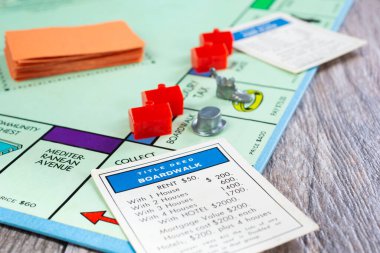Los Angeles, Kaliforniya / ABD - 05 / 07 / 2020: Monopoly yönetim kurulundaki en pahalı mülk manzarası, otellerle birlikte Boardwalk ve Park Place.