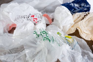 Los Angeles, California, ABD - 04-30-2020: Arkaplan olarak buruşmuş çok sayıda plastik torba manzarası.