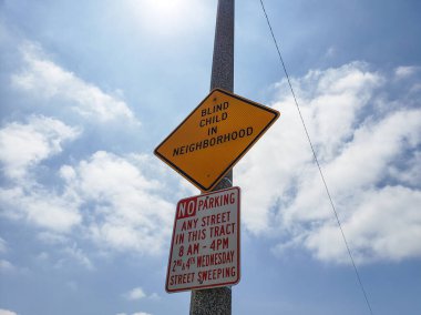 Los Angeles, Kaliforniya / ABD - 05 / 07 / 2020: Çevrede kör bir çocuk olduğu için sürücülere dikkatli sürmelerini söyleyen bir sokak trafik levhası manzarası.