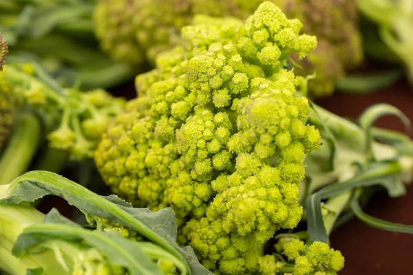 Una Vista Cerca Del Brócoli Romanesco Verde Exhibición Mercado Agricultores —  Fotos de Stock