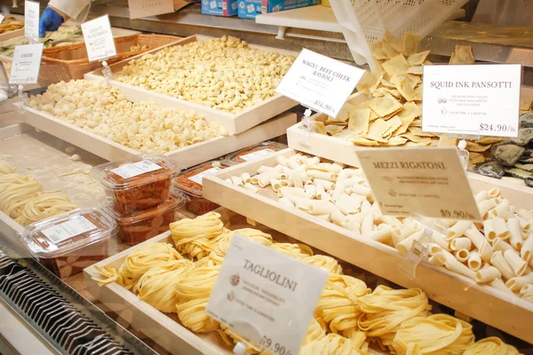 Los Angeles, Kaliforniya / ABD - 02 / 23 / 2020: Eataly 'nin içinde yer alan çeşitli taze makarnalarla dolu bir ekrana yakından bakmak.
