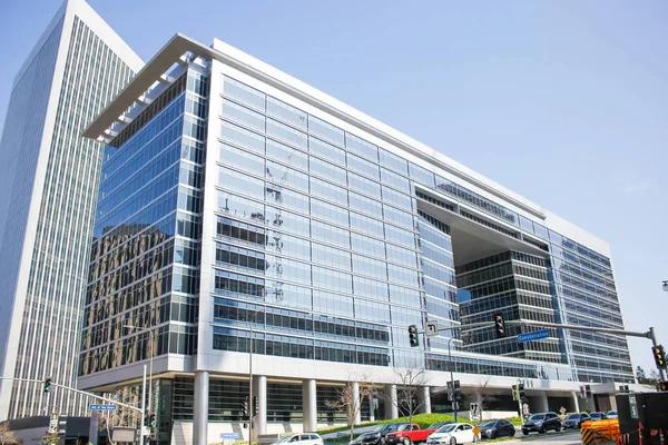 Los Angeles, California, ABD - 02-23-2020: Stars Bulvarı 'nda Ares Yönetim Kurumu, Yaratıcı Sanatçılar Ajansı, Deutsche Bank ve Skylight Stüdyolarının bulunduğu şirket binası.