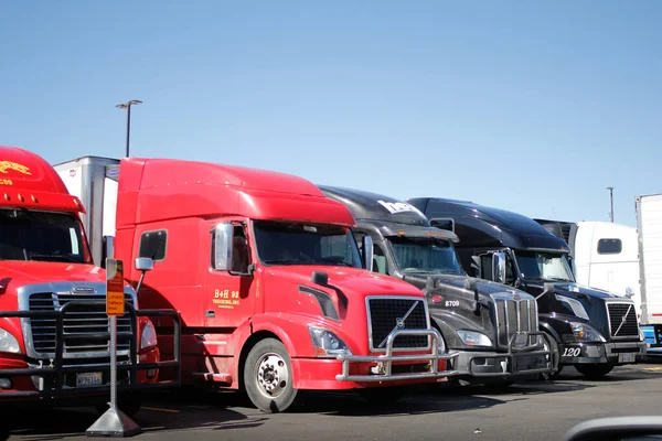 Mira Loma Kalifornien Usa 2020 Över Flera Stora Rigg Lastbilar — Stockfoto