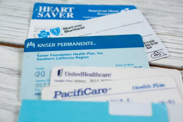 Los Angeles, California, ABD - 02-06-2020: Tahta bir yüzey üzerinde çeşitli tıbbi üyelik kartlarının görüntüsü.