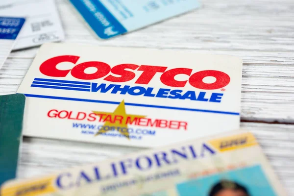 Garden Grove, California / ABD - 02 / 06 / 2020: Ahşap bir yüzey üzerinde, diğer cüzdan kartlarının yanı sıra Costco Gold Star 'ın üye kartına yakından bir bakış.