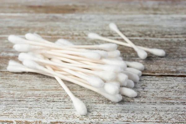 Ahşap bir yüzey üzerindeki sıradan pamuk örneklerinin yakın çekim görüntüsü..