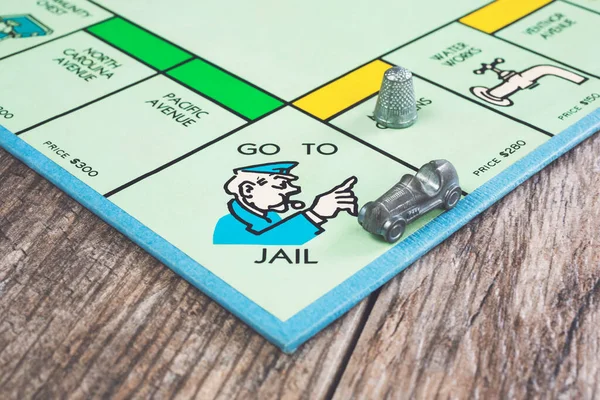 Los Angeles, California, ABD - 05-07-2020: Monopoly oyun tahtasının bir parçası olan Go To Jail meydanına araba jetonlu iniş görüntüsü.
