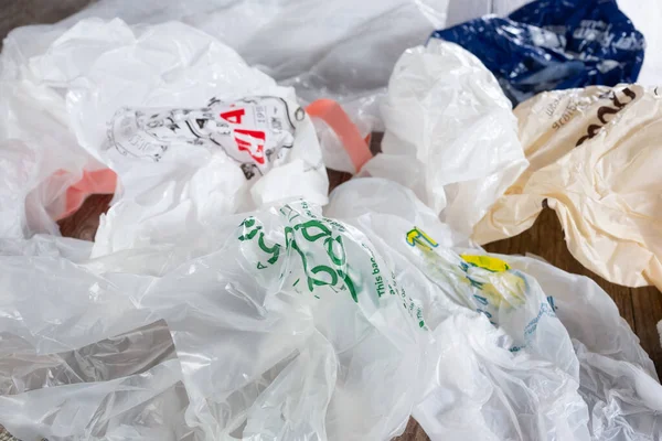 Los Angeles, California, ABD - 04-30-2020: Arkaplan olarak buruşmuş çok sayıda plastik torba manzarası.