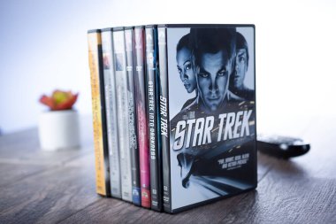 Los Angeles, California, ABD - 05-07-2020: Birkaç Star Trek DVD 'si.