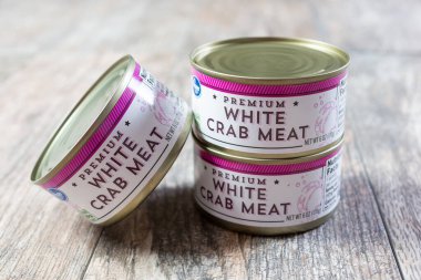 Los Angeles, Kaliforniya, ABD - 05-07-2020: Tahta bir yüzey üzerinde üç kutu kaliteli beyaz yengeç eti manzarası.