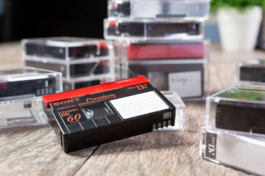 Los Angeles, California, ABD - 05-07-2020: Durağan bir yaşam ortamında çok sayıda Sony marka MiniDV kasetlerinin yakın çekim görüntüsü.