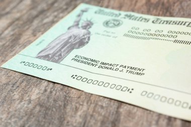 Los Angeles, California, ABD - 05-07-2020: Covid-19 krizi sırasında Amerikan vatandaşları tarafından alınan ABD Hazine canlandırma kontrolüne yakından bakmak.