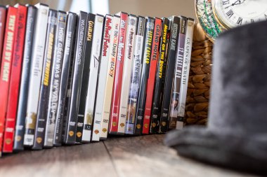 Los Angeles, California, ABD - 05-07-2020: Durgun bir yaşam ortamında eski klasik siyah-beyaz DVD filmlerinin bir koleksiyonu.
