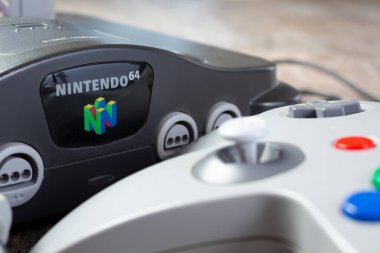 Los Angeles, California, ABD - 05-07-2020: Nintendo 64 oyun konsolu ve denetleyicisinin yakın görüntüsü.
