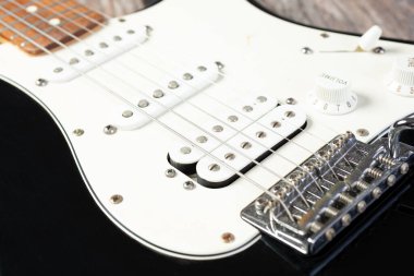 Los Angeles, California, ABD - 05-07-2020: Siyah beyaz Fender Stratocaster elektro gitar gövdesi manzarası.