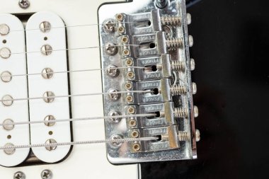 Los Angeles, California, ABD - 05-07-2020: Fender Stratocaster elektro gitar köprüsünün yukarıdan aşağı görüntüsü.