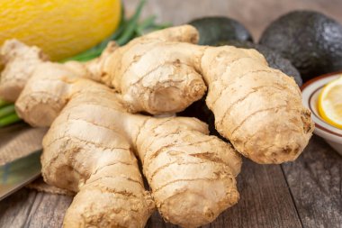 Bir zencefil kümesinin yakın çekim görüntüsü, durgun bir yaşam ortamında.