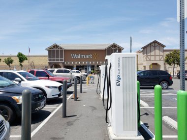 Westminster, California / ABD - 06 / 18 / 2020: Walmart otoparkındaki çok sayıda EVgo hızlı şarj olan elektrikli araç şarj istasyonlarının manzarası.